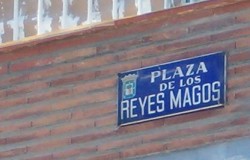 A Reyes Magos tér, a Gyermek Jézus kerületben (Nino Jesus) Madridban, a Retiro park közelében. Évtizedekig itt volt Puskásék spanyolországi otthona, egy kétszintes, (&quot;duplex&quot;) emeleti lakás. 