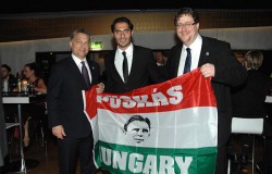 A 2010-es Puskás-díjas, a török Hamit Altintop Orbán Viktor miniszterelnökkel, és Szöllősi Györggyel, a Puskás-család képviselőjével fogja a különleges magyar zászlót. 