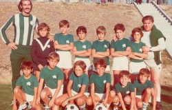 Puskás Ferenc a görög Panathinaikosz sztáredzőjeként a klub gyerekcsapatával zöld-fehérben fényképezkedik. 