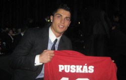 Ez első FIFA Puskás-díjat a portugál Cristiano Ronaldo kapta. Az Aranylabdás futballista – kezében egy Puskás retró-mezzel – fényképeztette magát az ünnepségen.